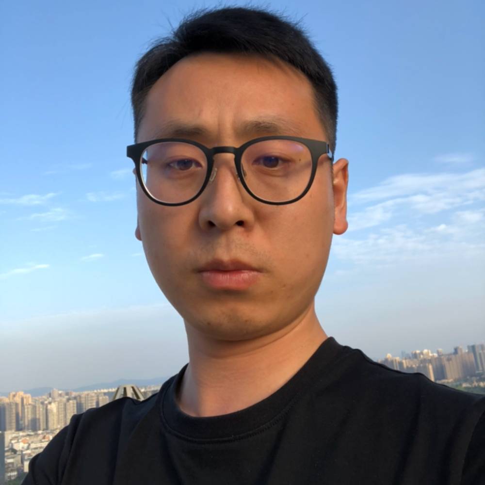 苹果闻硬币的照片