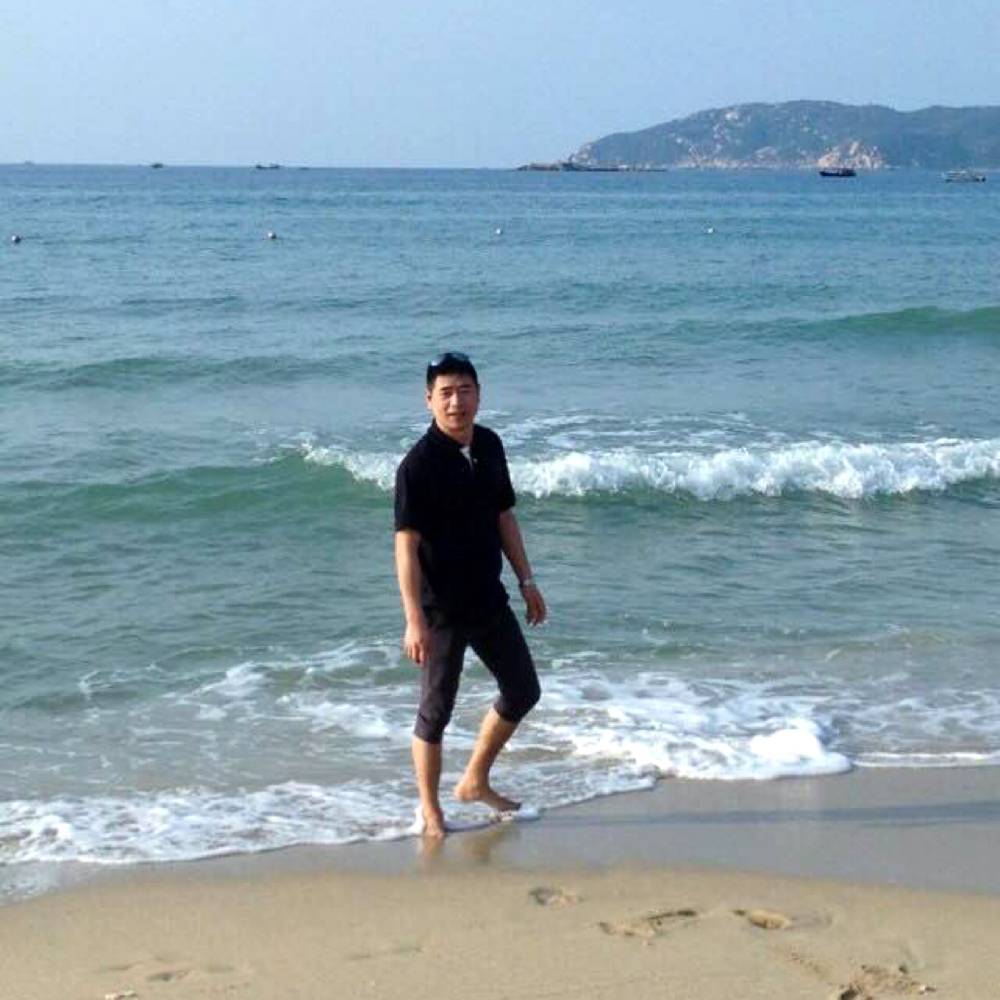 一路向前的小男人的照片
