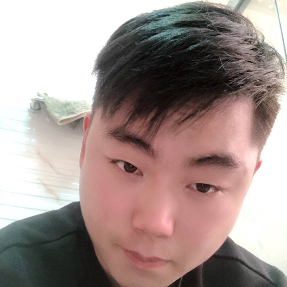 温柔笑草丛的照片