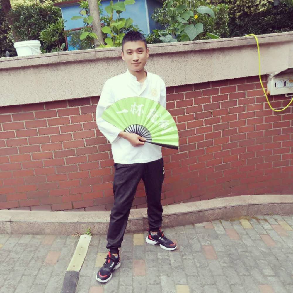 哈密瓜拿淡淡的照片