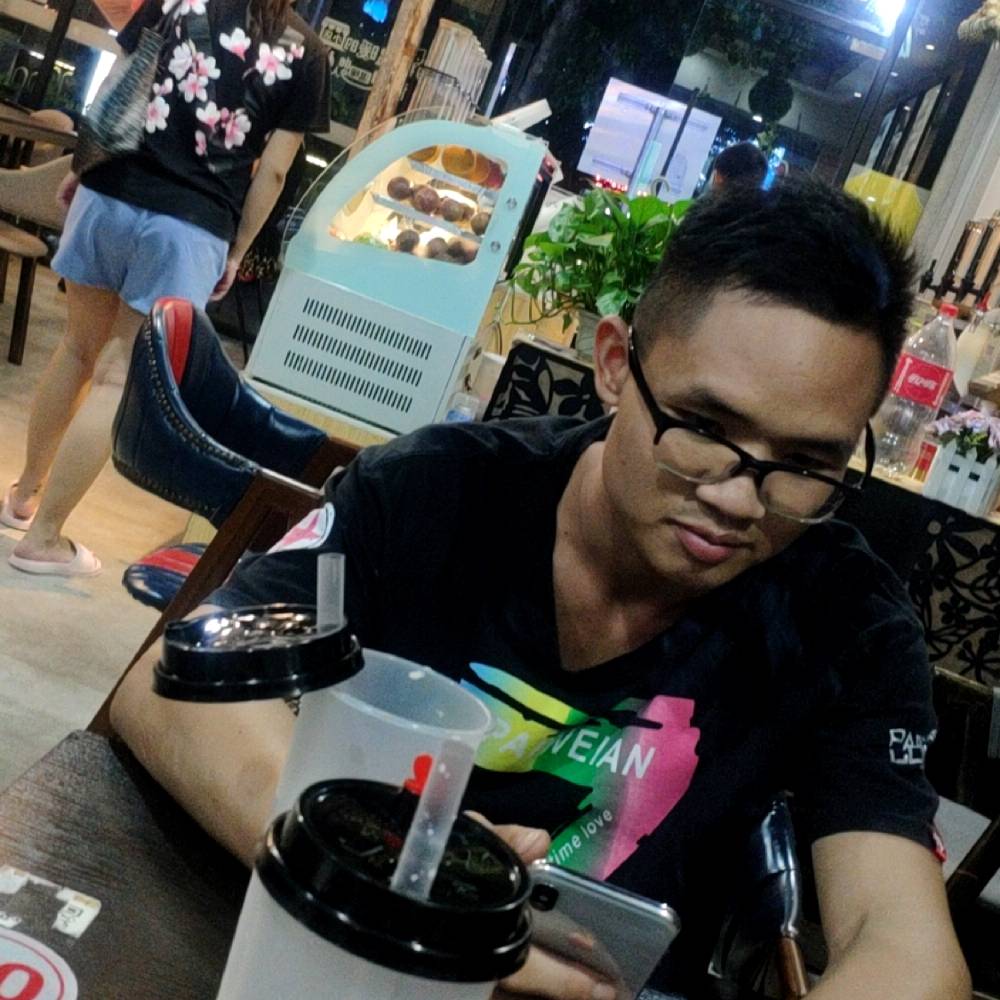 清爽浅吻小伙的照片