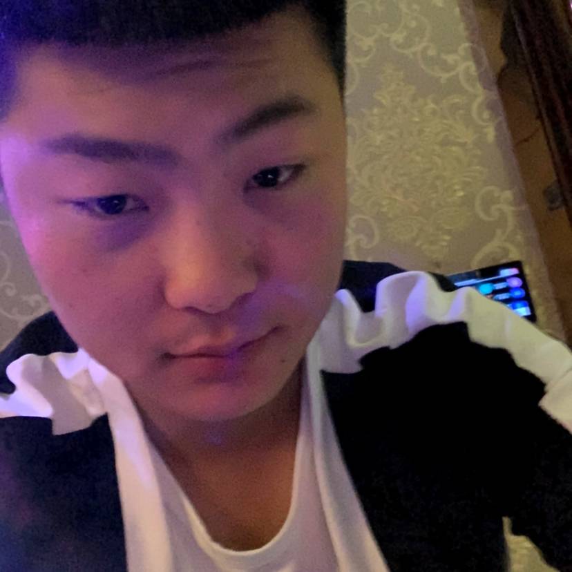忧郁挽手冷风的照片