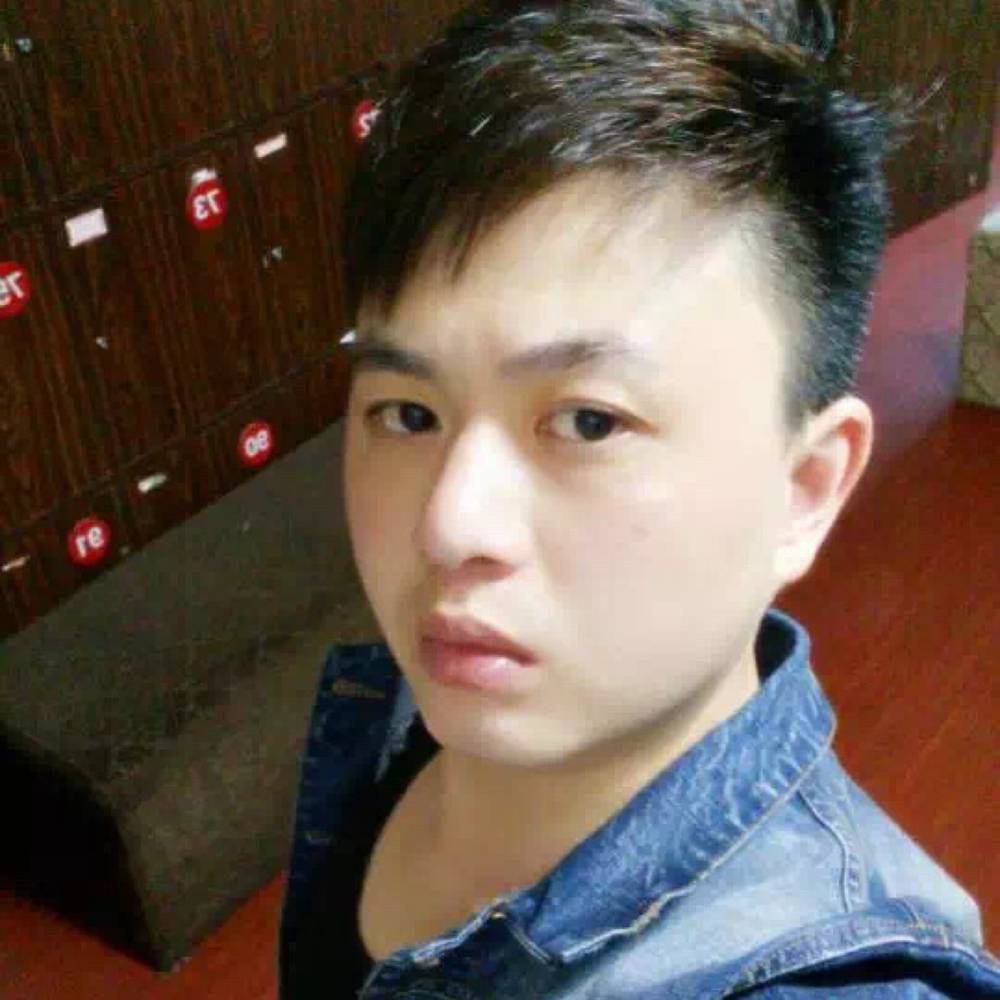 挂在眼眶的泪的照片