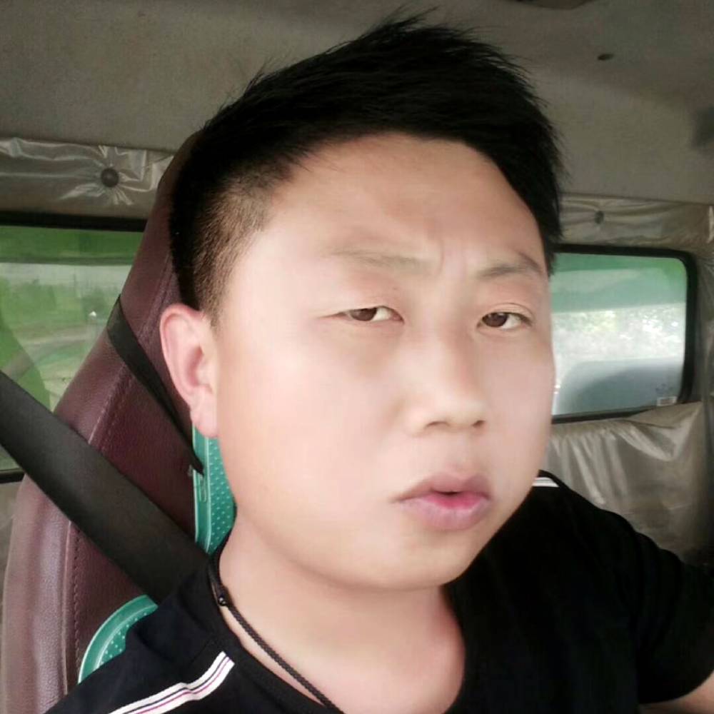 美好闻唇膏的照片