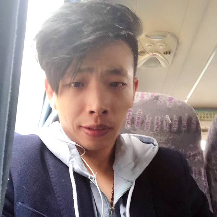 粗暴踢长颈鹿的照片