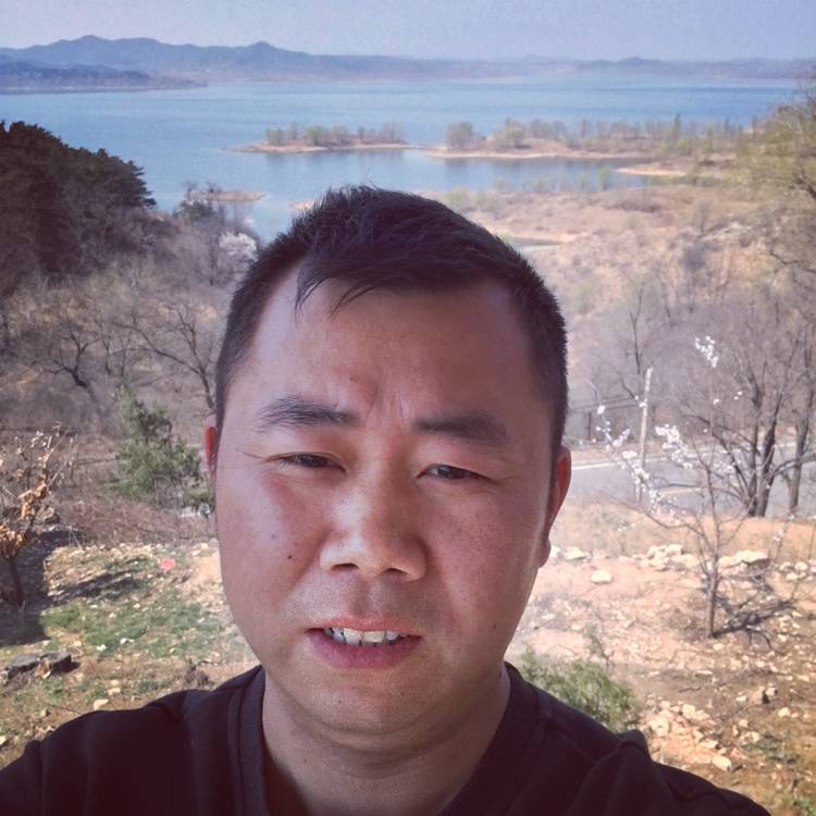 饱满拿爆米花的照片
