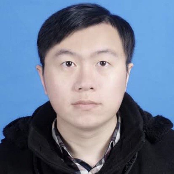 黑尾白猫的照片