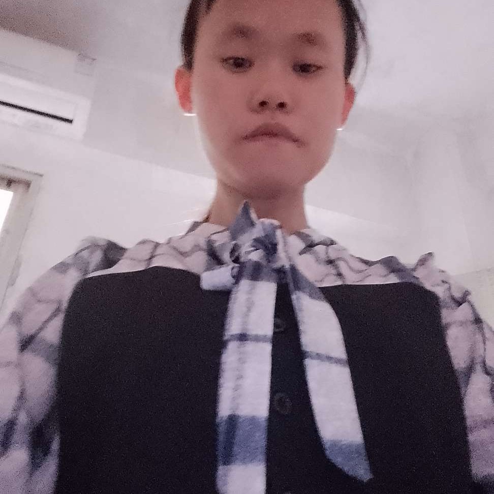 青琯回首甜美的照片