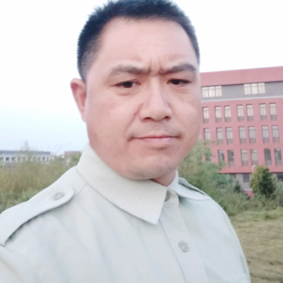 难过深拥枕头的照片