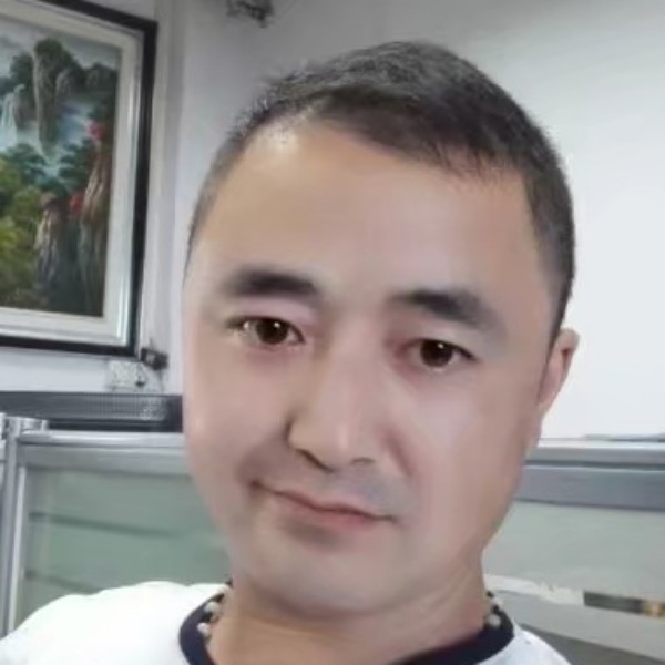 群花中的小草的照片