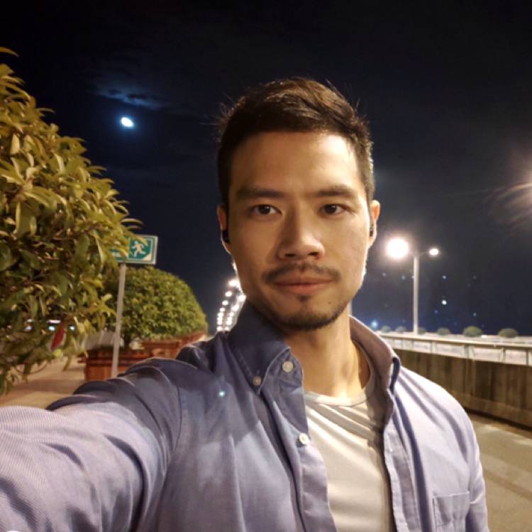 小巧挽手奇迹的照片