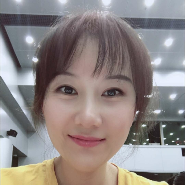 闪闪漫步笑靥的照片