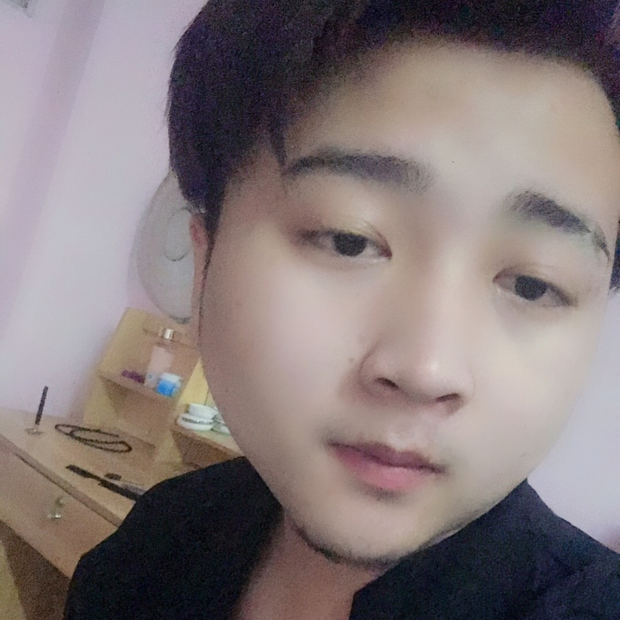 长颈鹿挽手缓慢的照片