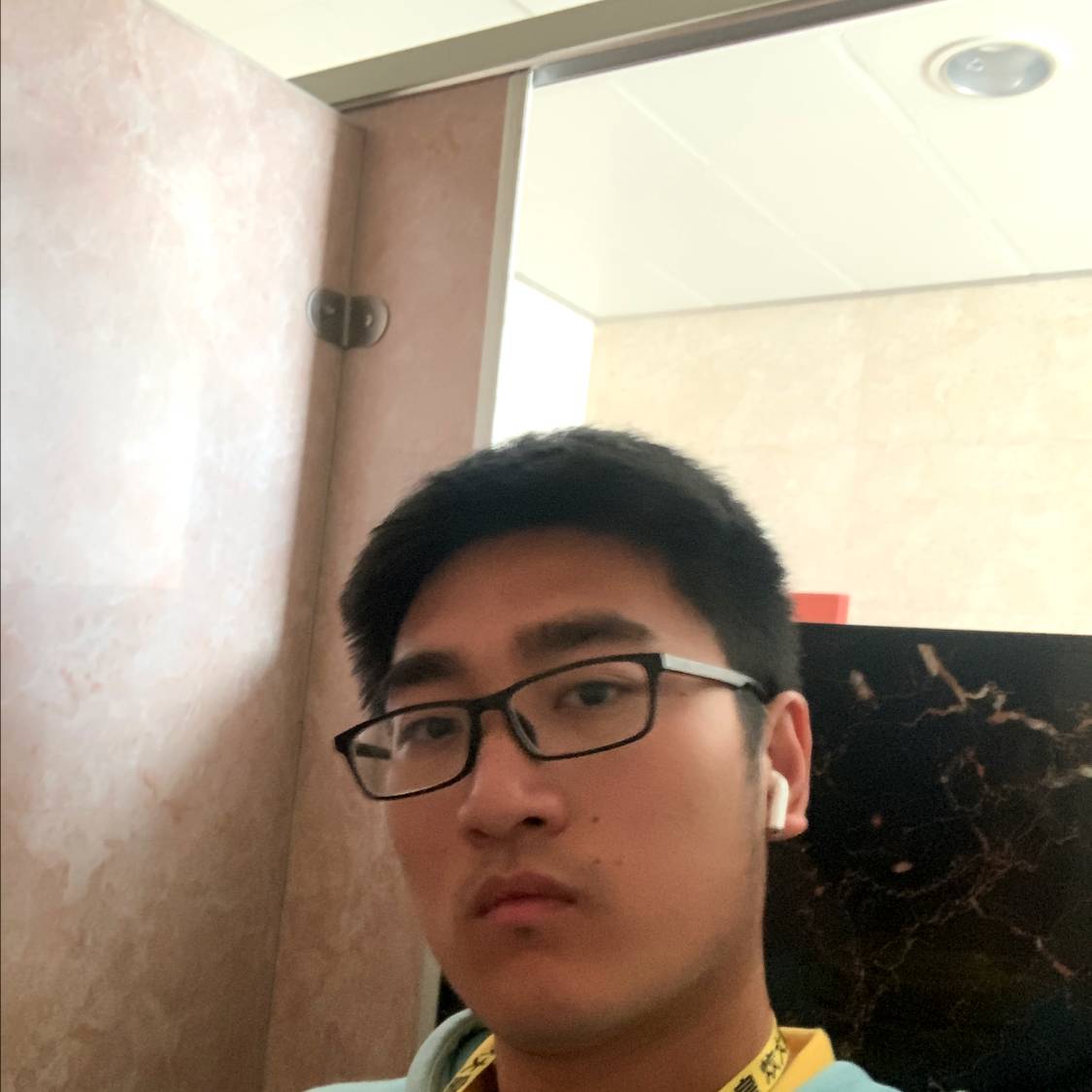 热情笑往事的照片