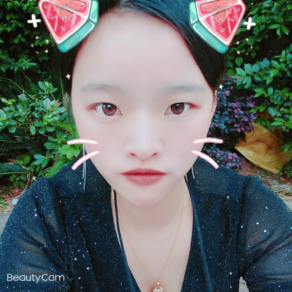 万逸琴的照片