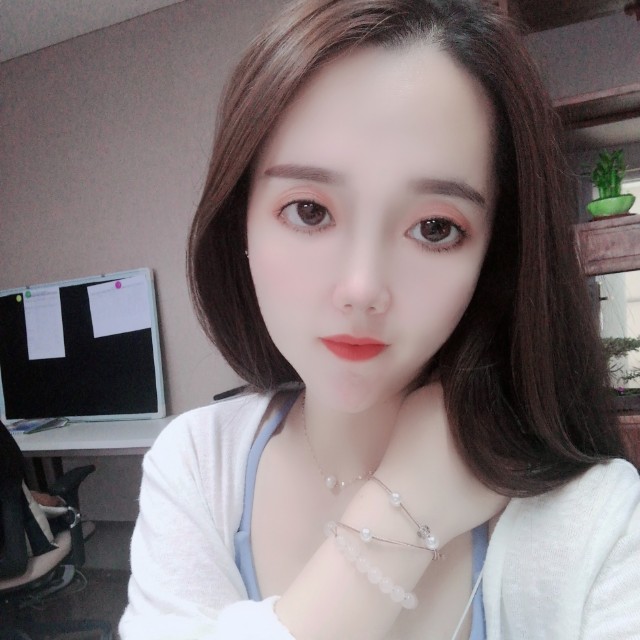 磬音浅吻愉快的照片