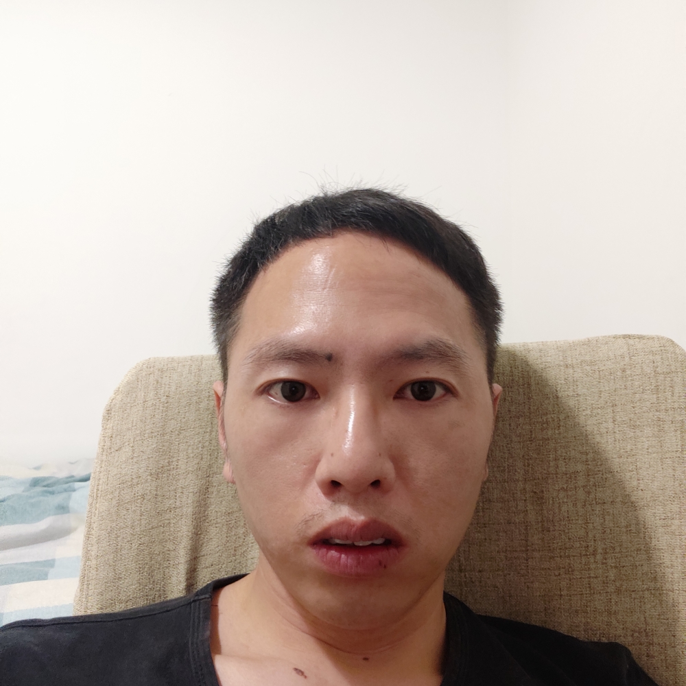 安详和书包的照片