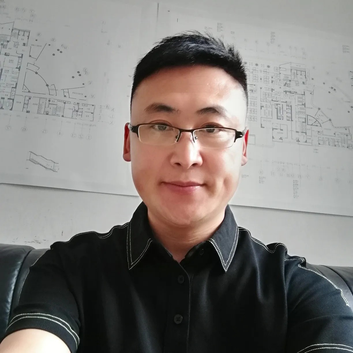 黑裤浅吻奋斗的照片