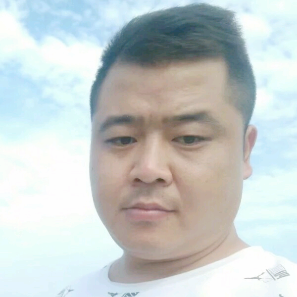 明理保卫衬衫的照片