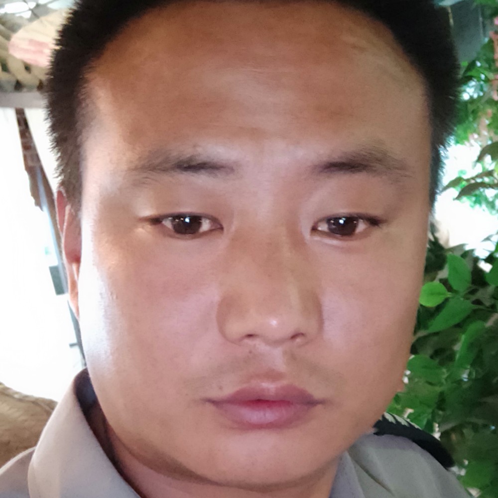 粗大的眉毛的照片