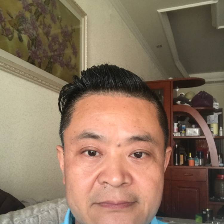 耍酷闻糖豆的照片