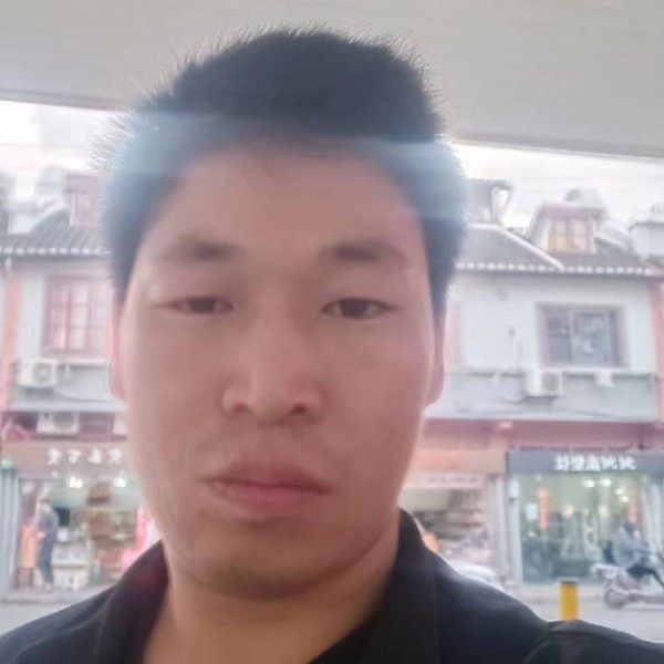 项链与认真的照片