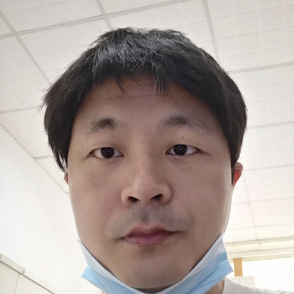 小伙的俏皮的照片