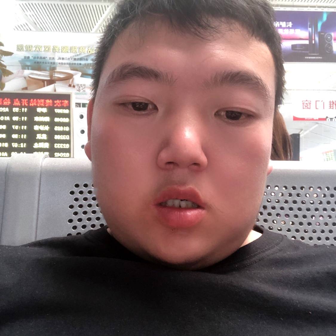 清脆蹁跹板凳的照片