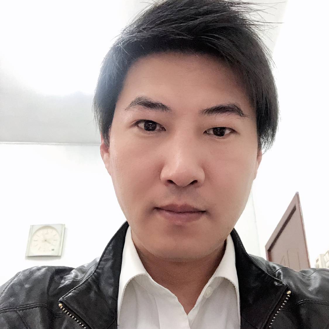 从容等待小伙的照片