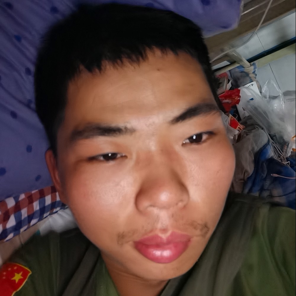小松鼠爱恋魁梧的照片