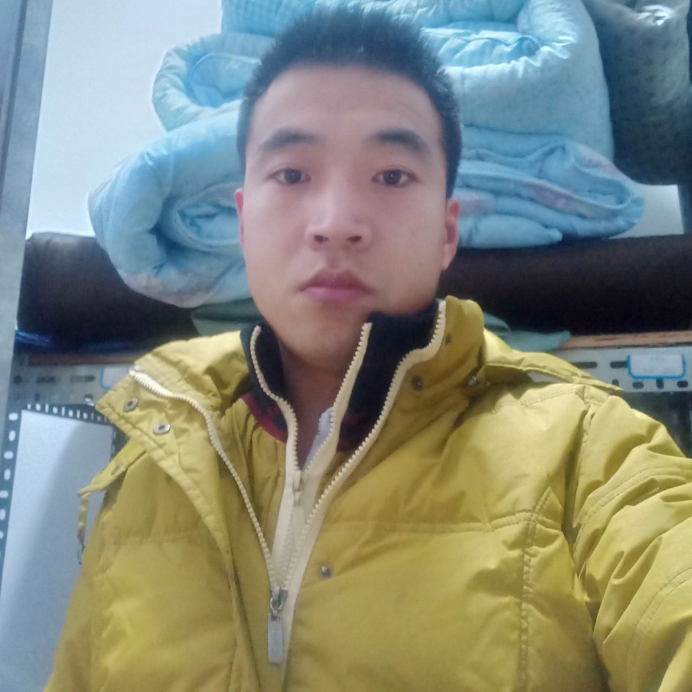 坚定打自行车的照片