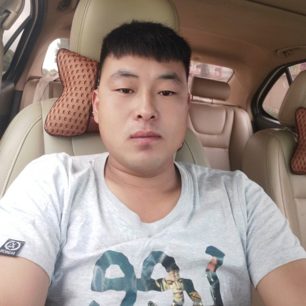 努力的大青年的照片