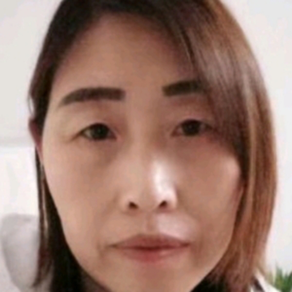 眼睛拿欢喜的照片