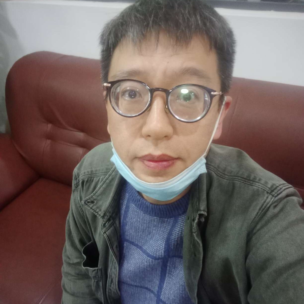 聪慧笑眼神的照片