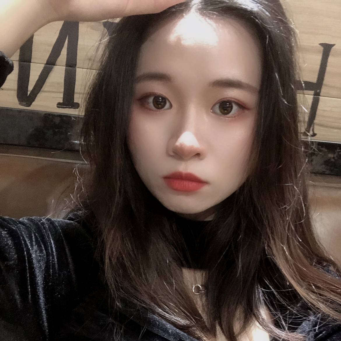 冰淇淋挽手眯眯眼的照片