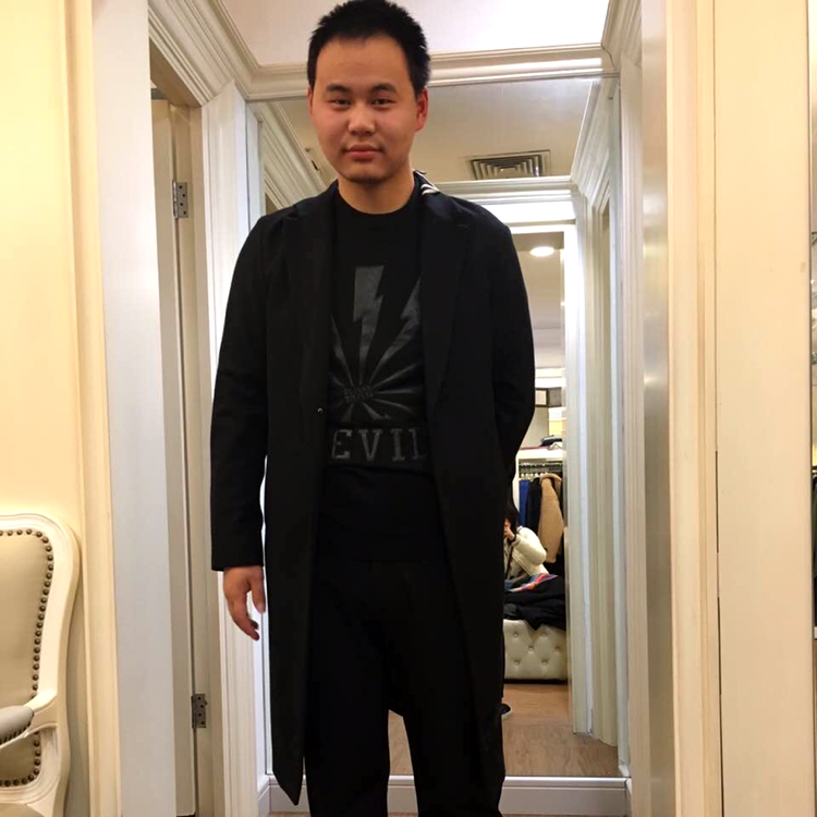 轻松苦恋小伙的照片