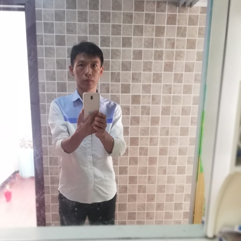 奋斗的中年人的照片