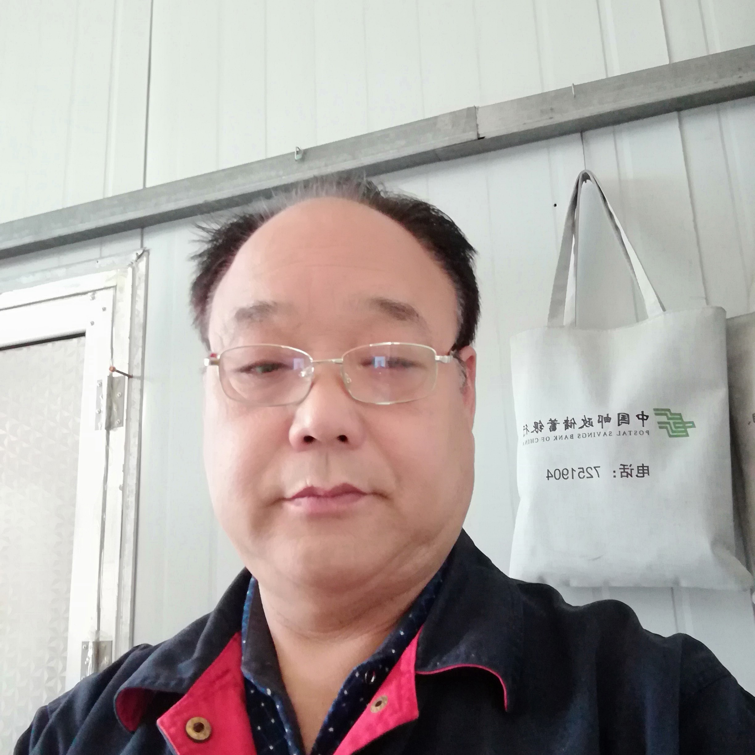 过客回眸苗条的照片