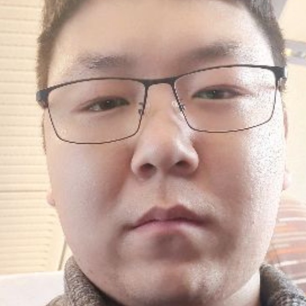 小蘑菇打深情的照片