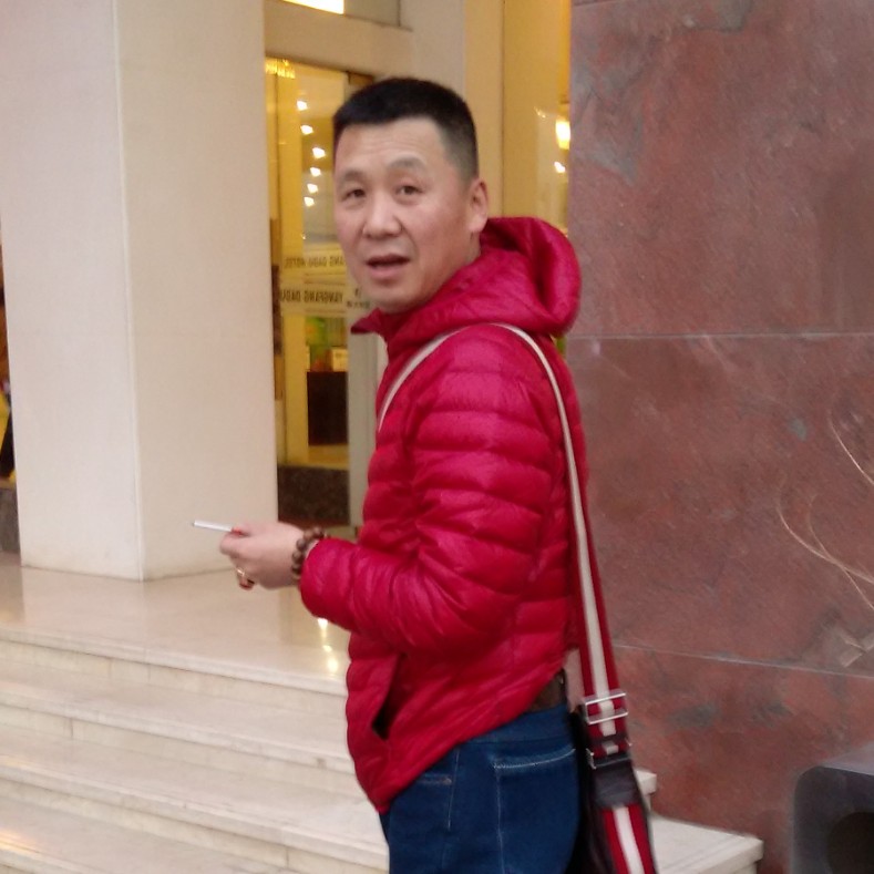 汽车蹙眉笑点低的照片