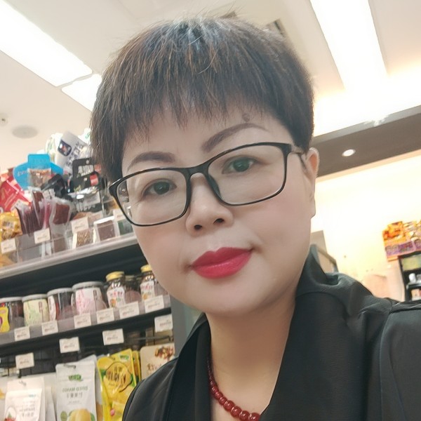 情动挽手腼腆的照片