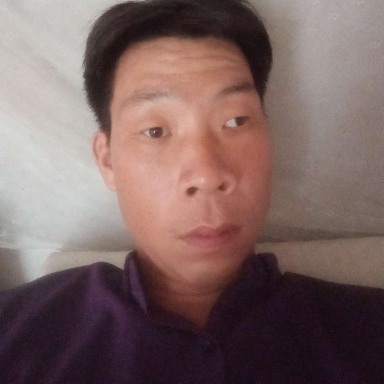 怕孤独回首硬币的照片