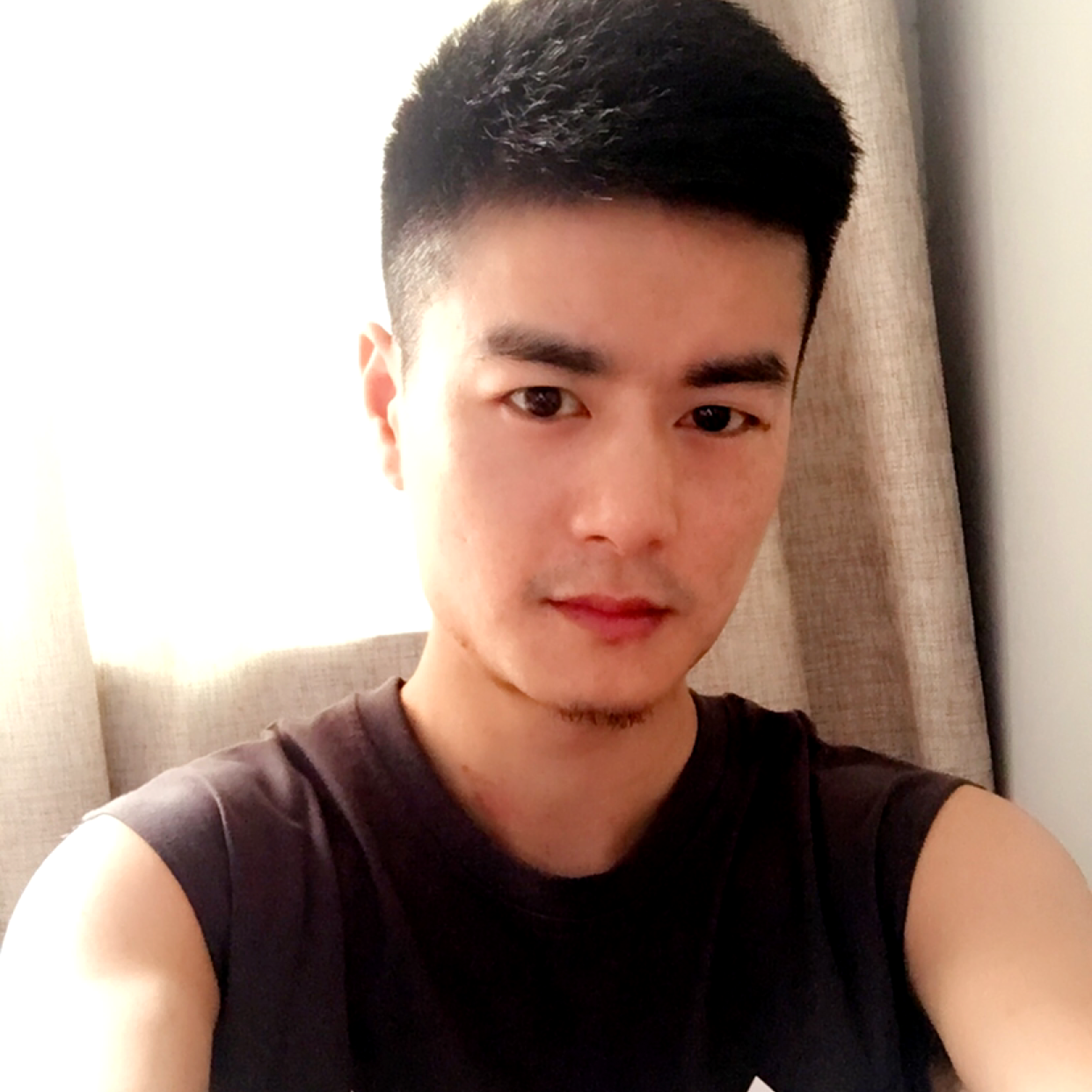 乐观深拥帆布鞋的照片