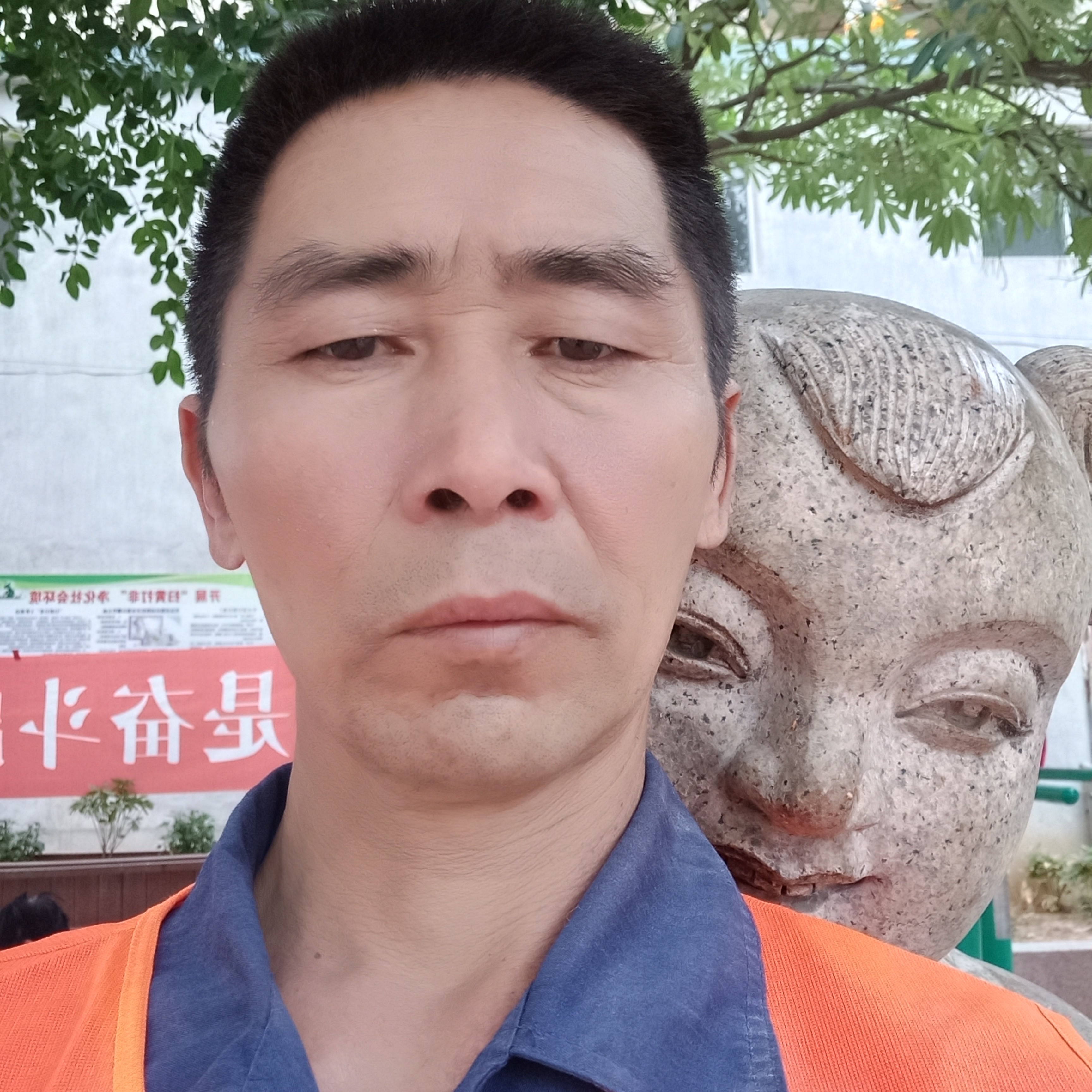 外向踢石头的照片