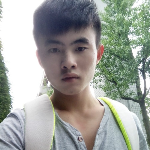 山卡卡里的小男孩的照片
