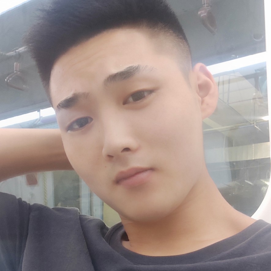 快乐的一个小男孩的照片