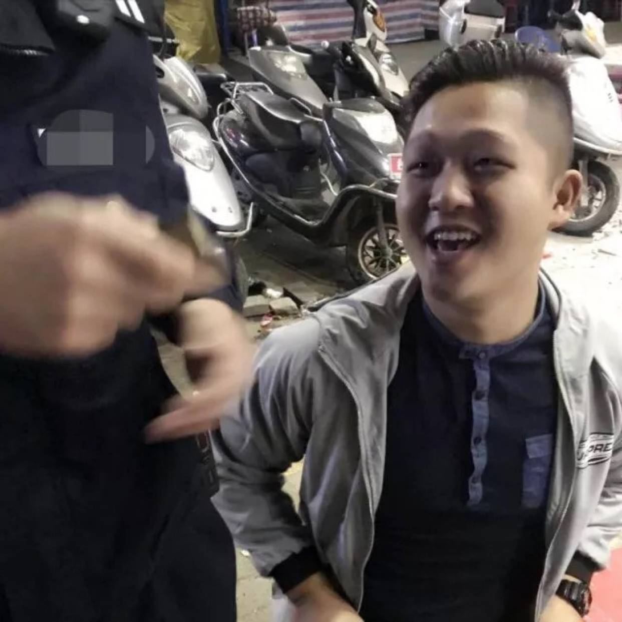 托尼,荣的照片