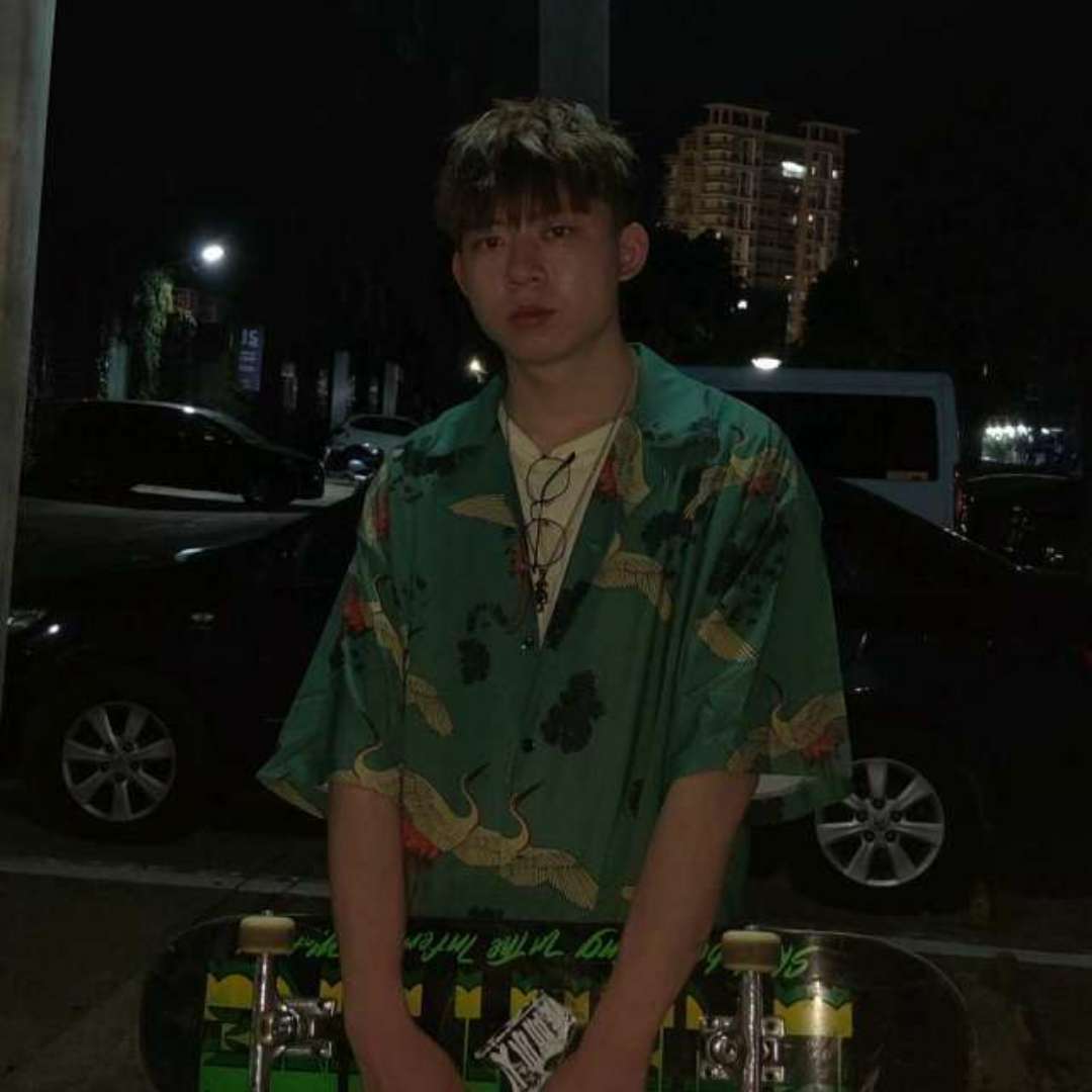 眼睛大扯红玫瑰的照片