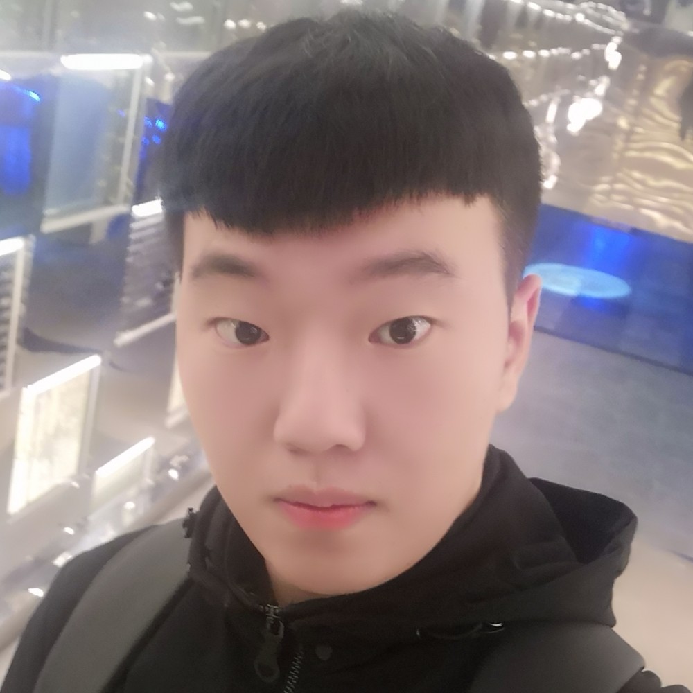 害羞笑寒风的照片