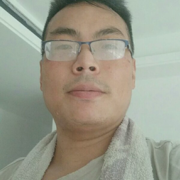 温馨一家的照片